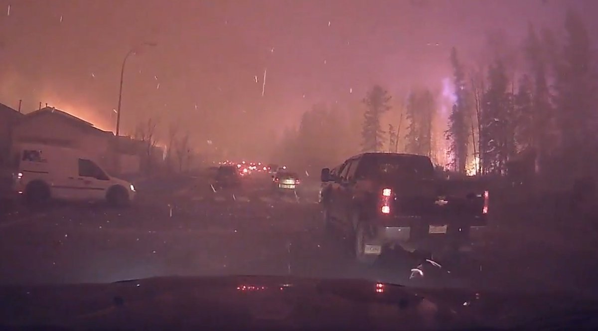 GROSpointBUZZ's tweet photo. Vidéo apocalyptique des feux de forêt de Fort McMurray au Canada  -https://t.co/JA7LprImpv https://t.co/kauTRTE0QF