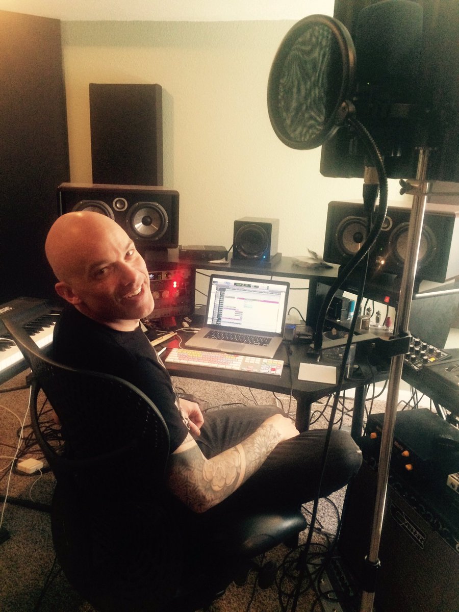 TheFastFeeling's tweet image. oh YEAH! laying down some vocals! #ifwedon'twantto modulate #newColoradoband