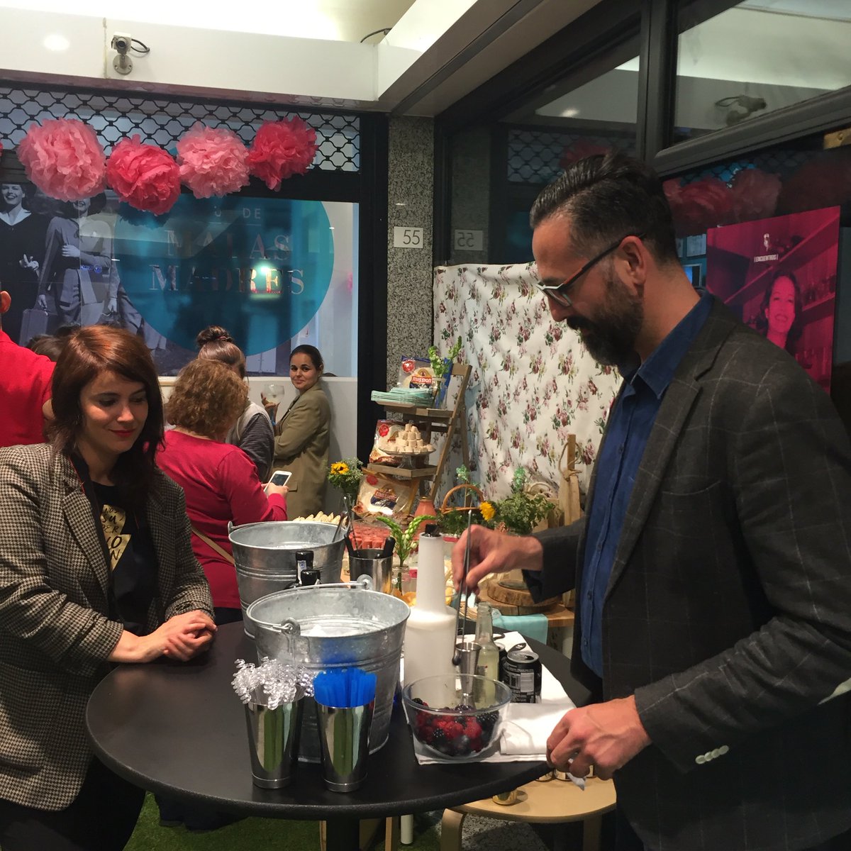 malasmadres's tweet photo. Nuestro Bartender @OscarDeMolina prepara unos cócteles riquísimos 🍸🍸🍸 #UnGincon https://t.co/P8dAqQqHTp