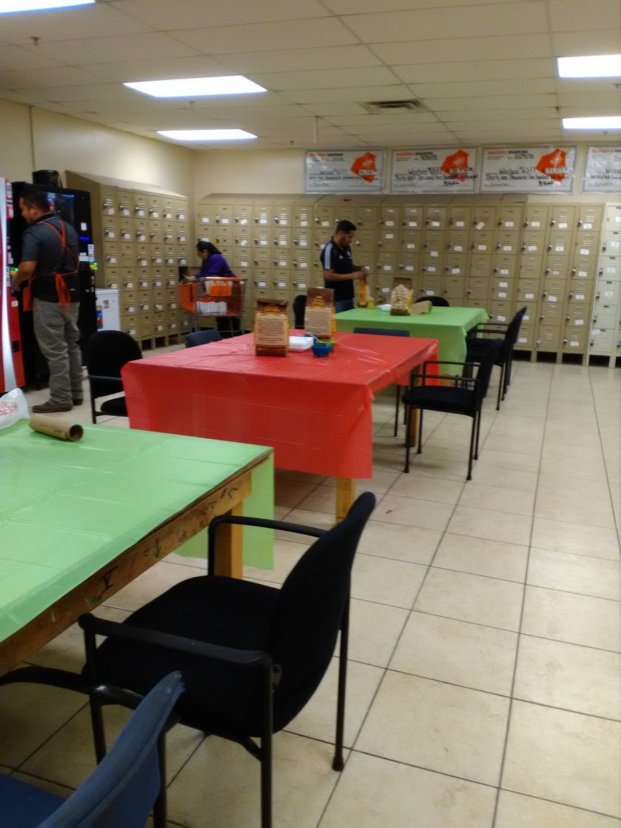 rcaddi62's tweet photo. Cinco de Mayo celebration at store 6577 @ricksolis2121 @2angeljewel https://t.co/aHNafcHo1h