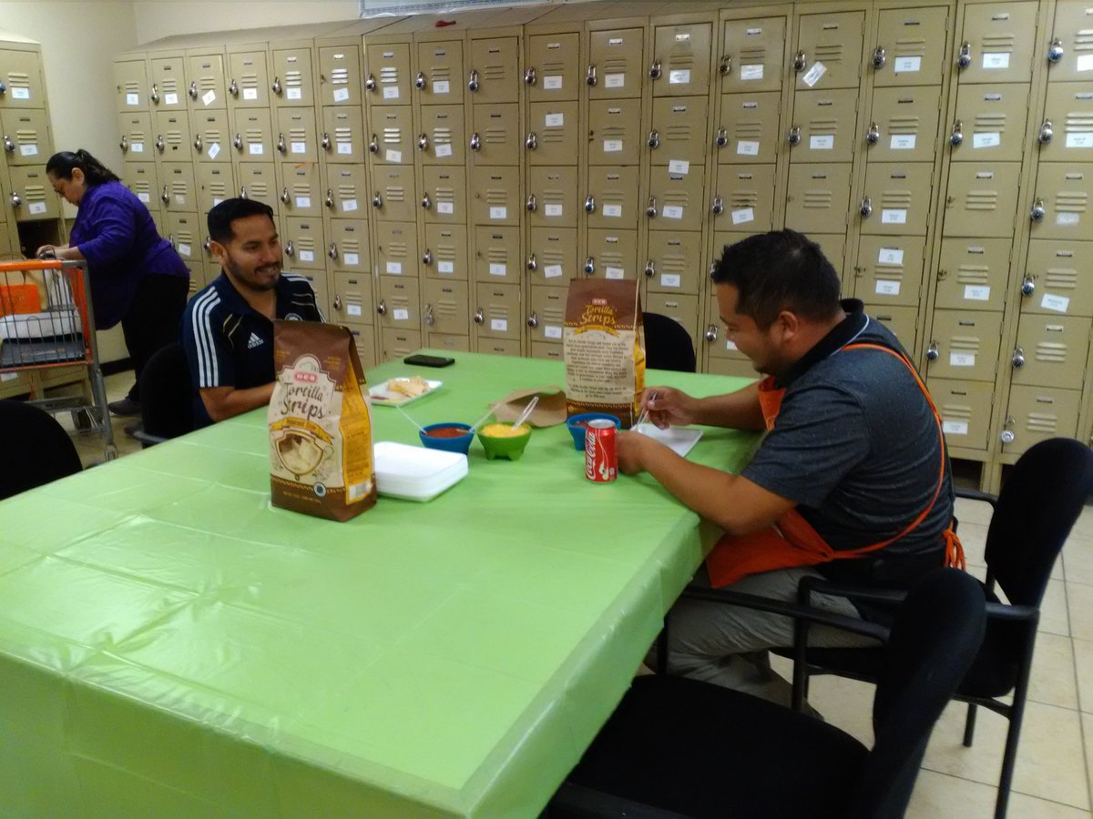 rcaddi62's tweet photo. Cinco de Mayo celebration at store 6577 @ricksolis2121 @2angeljewel https://t.co/aHNafcHo1h