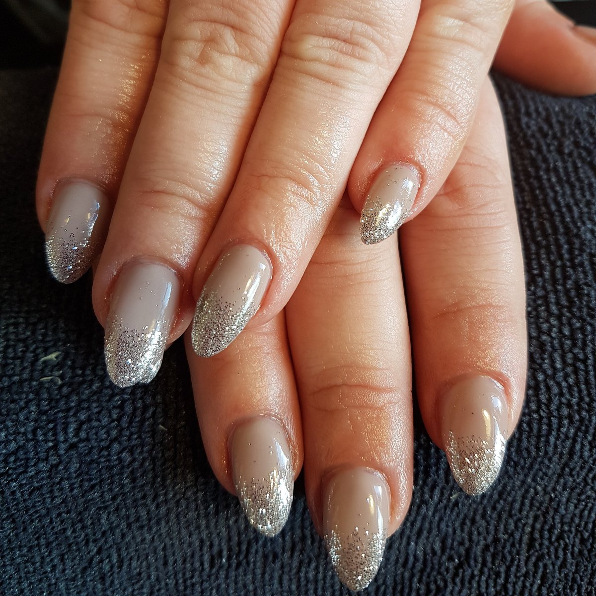nailangelstud's tweet photo. #fieldfoxshellac @CNDWorld #lecenteglitter @lovelecente https://t.co/mZIkcRGlbT