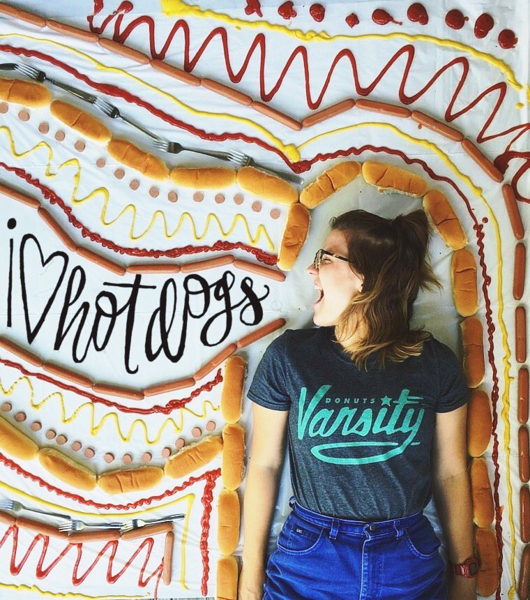 rileymorswoman's tweet photo. 🌭🌭🌭🌭🌭🌭🌭RT this photo like crazy so I can win free hot dogs for a year from @varsitydonuts!!! #HotDogHunt 🌭🌭🌭🌭🌭🌭🌭 https://t.co/882XGvVtdr