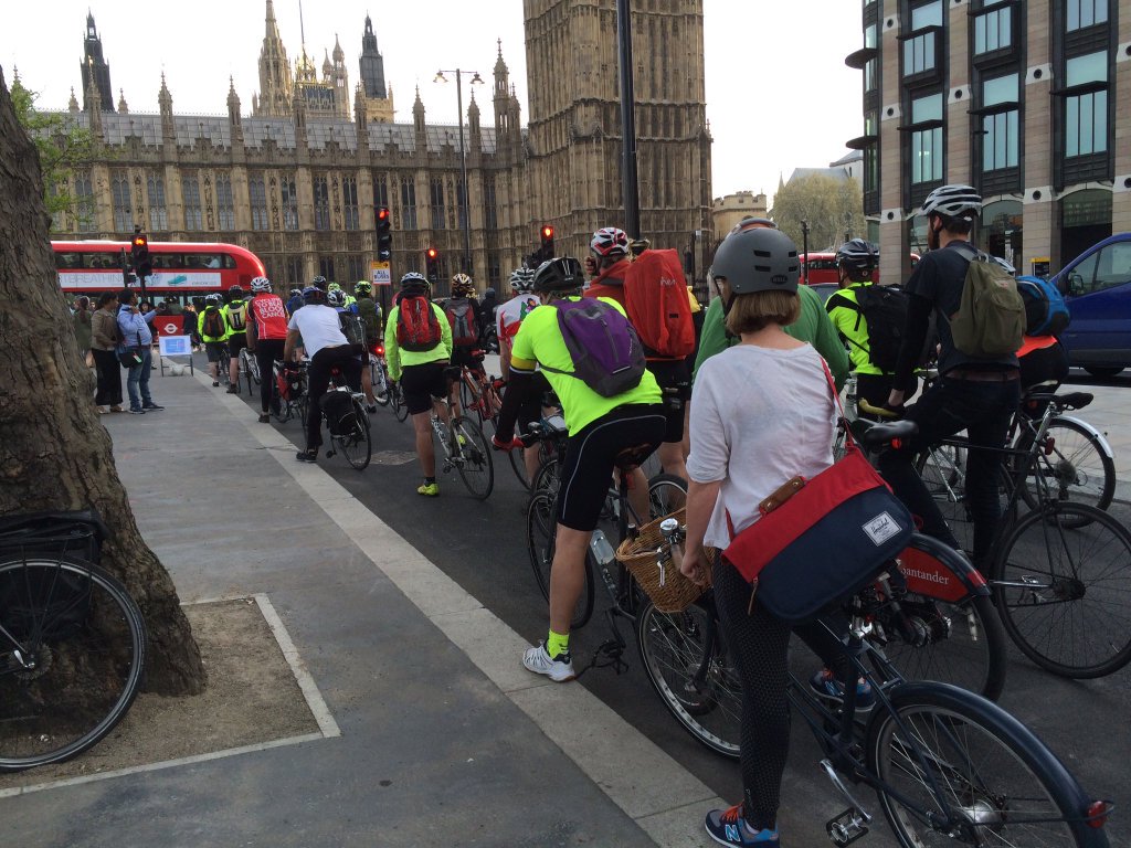 CyclistBartek's tweet photo. 3 hours after the new “cycle superhighway” opened on Victoria Embankment in London. Via @BrixtonHatter https://t.co/amcQAp0eZK