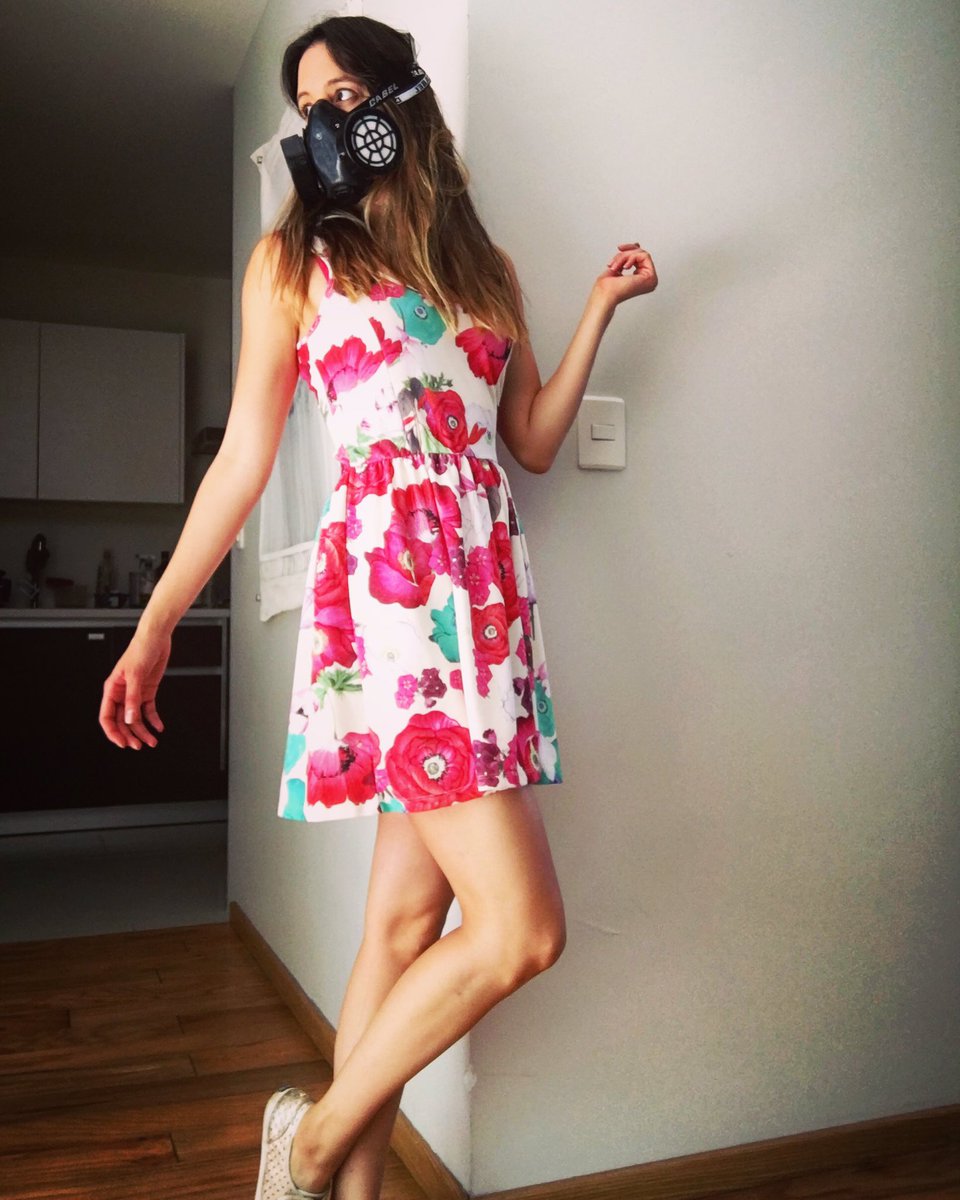sofffiaaa's tweet image. Moda primavera verano CDMX: vestido floreado, tenis dorados, mascarilla filtro de aire.