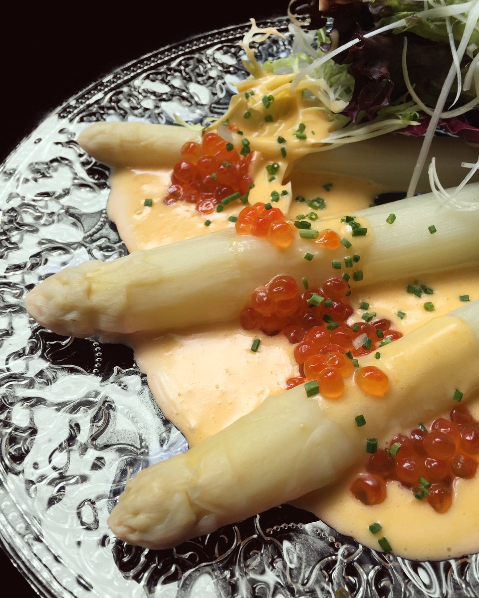 #Espárragos blancos de #Navarra con salsa holandesa y #caviar de #salmón
