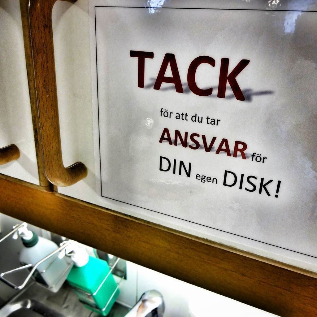 MatsEk's tweet photo. Vänlig aggressivitet på jobbet
#jour #personalrum #disk #lapp #ordning #uppmaning #Karoli… https://t.co/xl3vmrJnZ4 https://t.co/4esBDadNpq