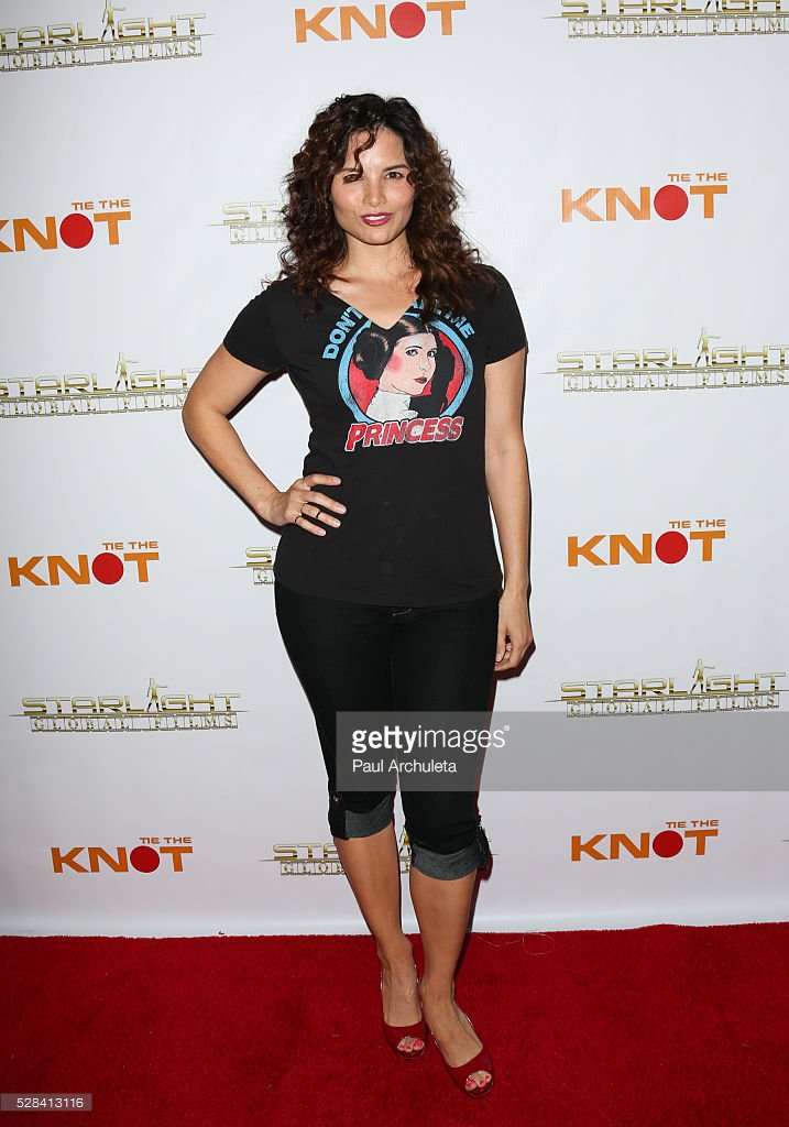 ArrowUpdates's tweet photo. Katrina Law à la première de "Tie The Knot". https://t.co/FmqjxVye4j