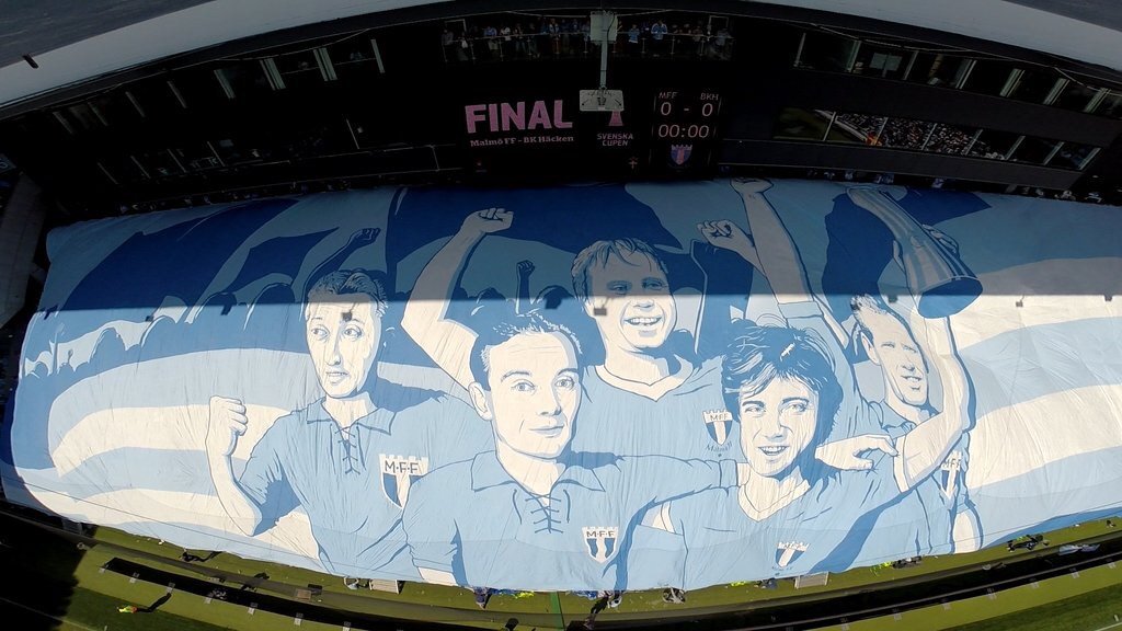 MalmoFFTurkiet's tweet photo. Bugün oynanan isveç kupası finalinde malmö tribününün yaptığı koreografinin tepeden çekimi @tribundergi https://t.co/mbB3Lo2415