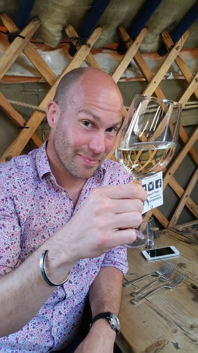 sofieboddy's tweet image. A glass of Gavi De Gavi, enjoyed by the fab @TVsAndyClarke. "Now THAT is a good use of alcohol units!" #AsparaFeast