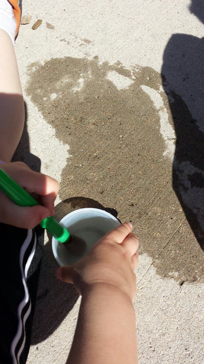 MsQuintus's tweet photo. Drawing simple shapes and writing names on the sidewalk! #paintingwithwater #sensoryexperience #nomess #summerfun https://t.co/a0nauF6QGH