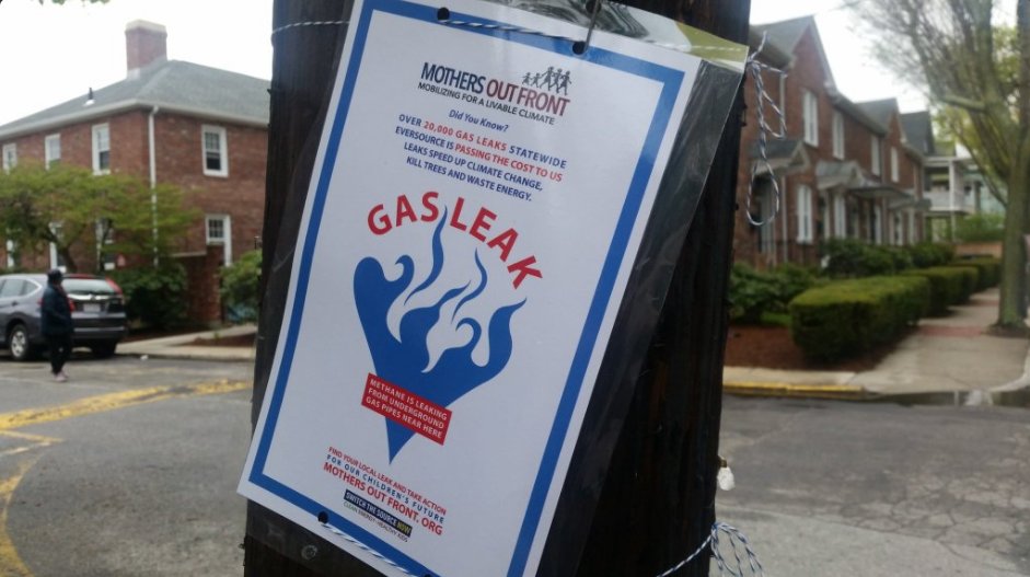 tomasinsua's tweet photo. #GasLeak in front of my house!
Shame on you @EversourceMA.
Thanks @MothersOutFront! #FixLeaksFirst https://t.co/8kpxf1w7jF