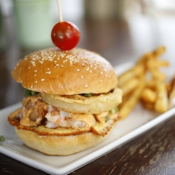 LosMochisNews's tweet photo. ¡Este fin de semana te está esperando nuestra hamburguesa de camarón!

Ven a comer/cenar y disfrútala en el #Patio6… https://t.co/RfrZldL4Lt