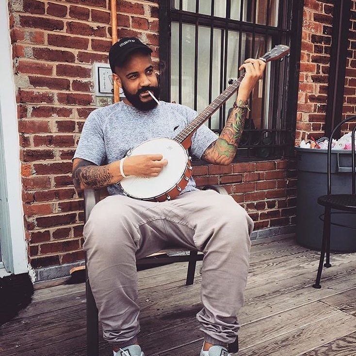 WithNotFor's tweet image. A famous banjo player visited us today - 📸 @slackbarrett