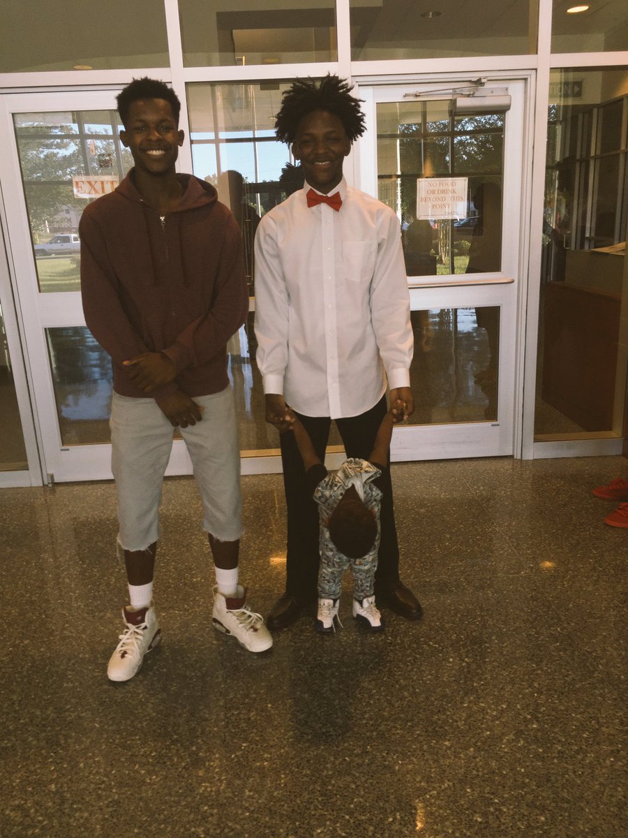 im_stupid_dumb's tweet image. Congrats to lil bro on graduating ❤️💪🏾💯 @easymoneylow