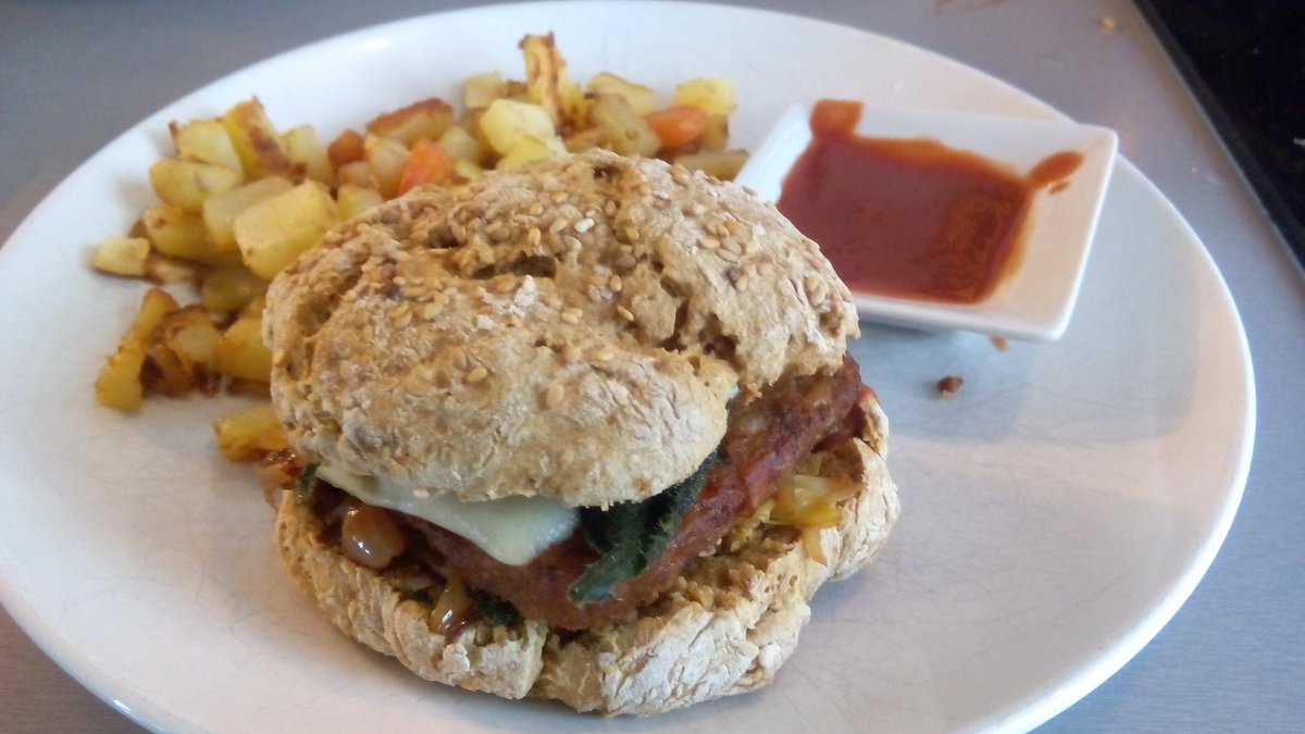 BastienHo's tweet photo. Végé #JunkFood du jour: Burger steack d'orge, Oignons caramélisés, Consoude, fromage de brebis.
#BioPorn #DIY https://t.co/ESKQcIzkVK
