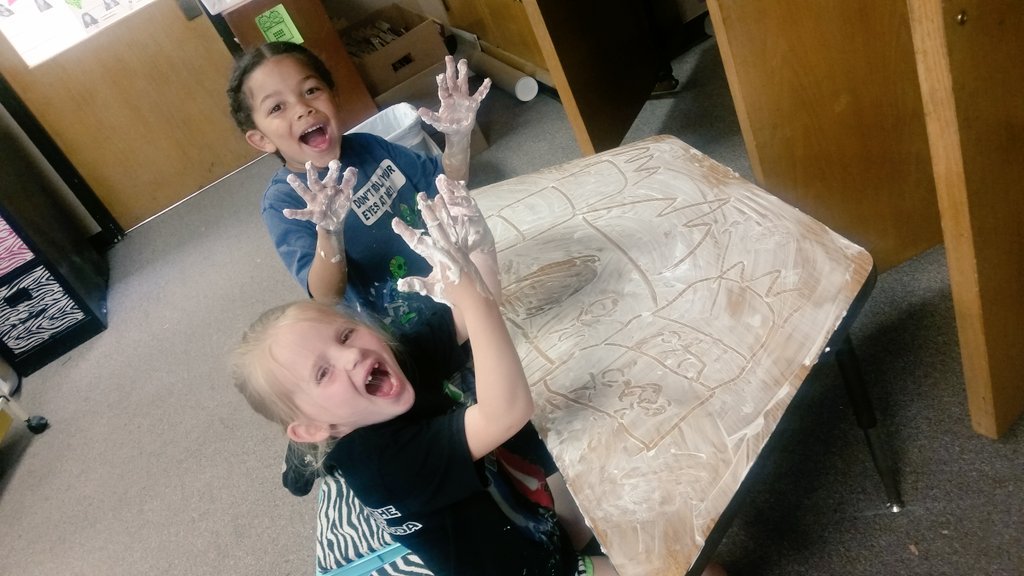 MissMurphy15's tweet photo. Shaving cream writing/drawing!  Fine motor, phonics, AND our room smells really good! 👍😀  #mteagles #sjsdproud https://t.co/bguMYaYFhk