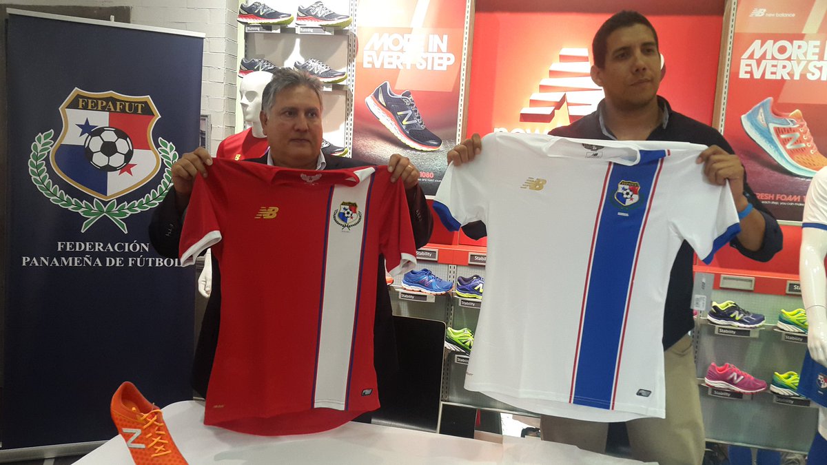Pedro Chaluja e Iván Villalaz, gerente de mercadeo de <a href="/newbalancepty/">New Balance Panamá</a>, presentan camiseta oficial para la <a href="/CA2016/">John mills</a>.