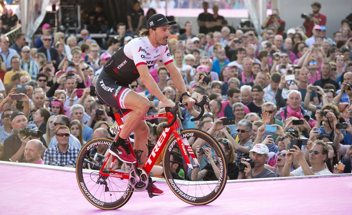 giroditalia's tweet photo. Tantissima gente alla presentazione delle squadre del #Giro d'Italia 2016! @Girogelderland https://t.co/5usbIXE0Y7 https://t.co/z3lfvEli8q
