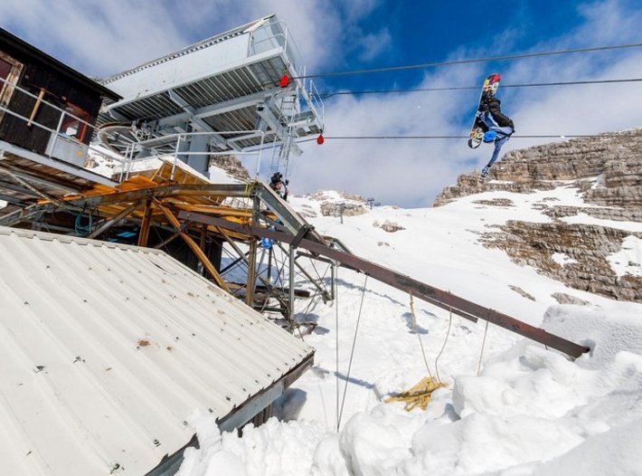 redbullMEX's tweet photo. Lo que hicieron estos amigos para hacer un #SnowPark desde cero es absolutamente fabuloso.

https://t.co/pxeGvrF7VJ https://t.co/YssU7bxypw