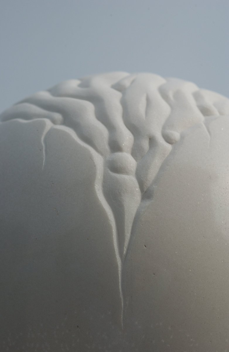 Nosotros somos un enlace de contrarios que generan el ser. La esfera me cuenta todo esto con su luz y con su sombra