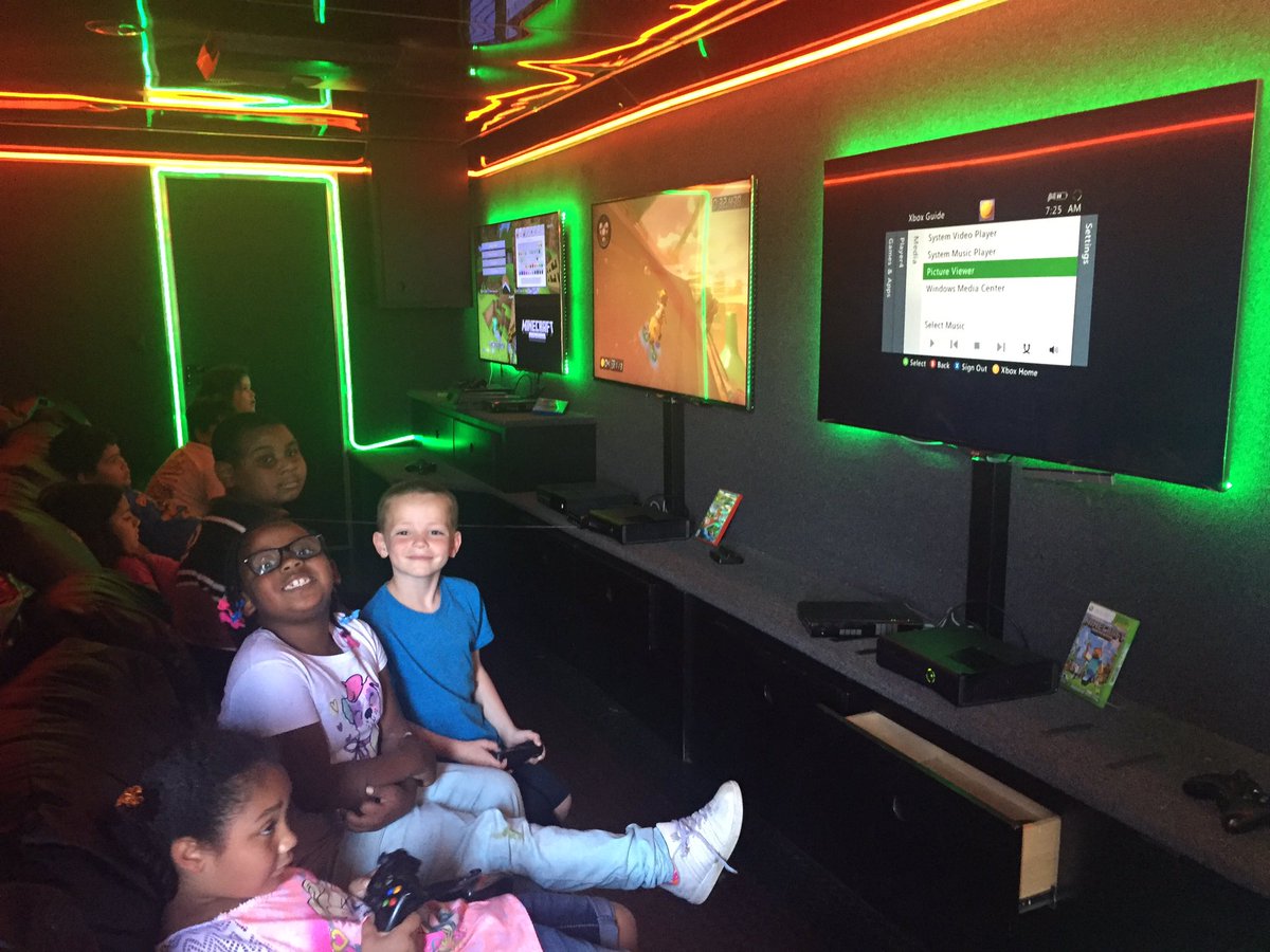 MrsGuynes's tweet photo. Hanging out in the gaming truck! #shandses https://t.co/RFzKe2g0KP