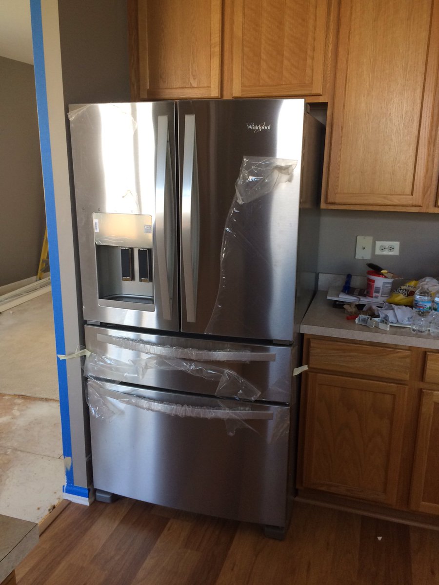 ashleykbrennan's tweet photo. Def gettin new cabinets but new appliances make these more tolerable 😍🤓 #adulting #likeaboas #grownasswomangifts https://t.co/IU4d5Pykoz