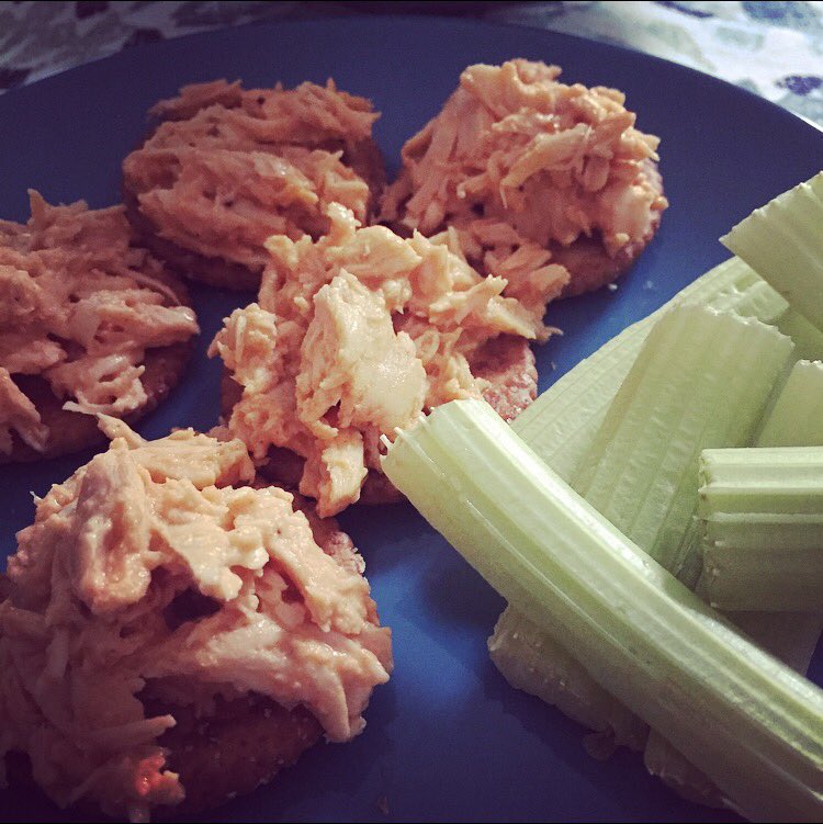 Buffalo chicken & crackers = #delish #healtysnack #21df one red, one green #fitlife #gettingfit #beachbody