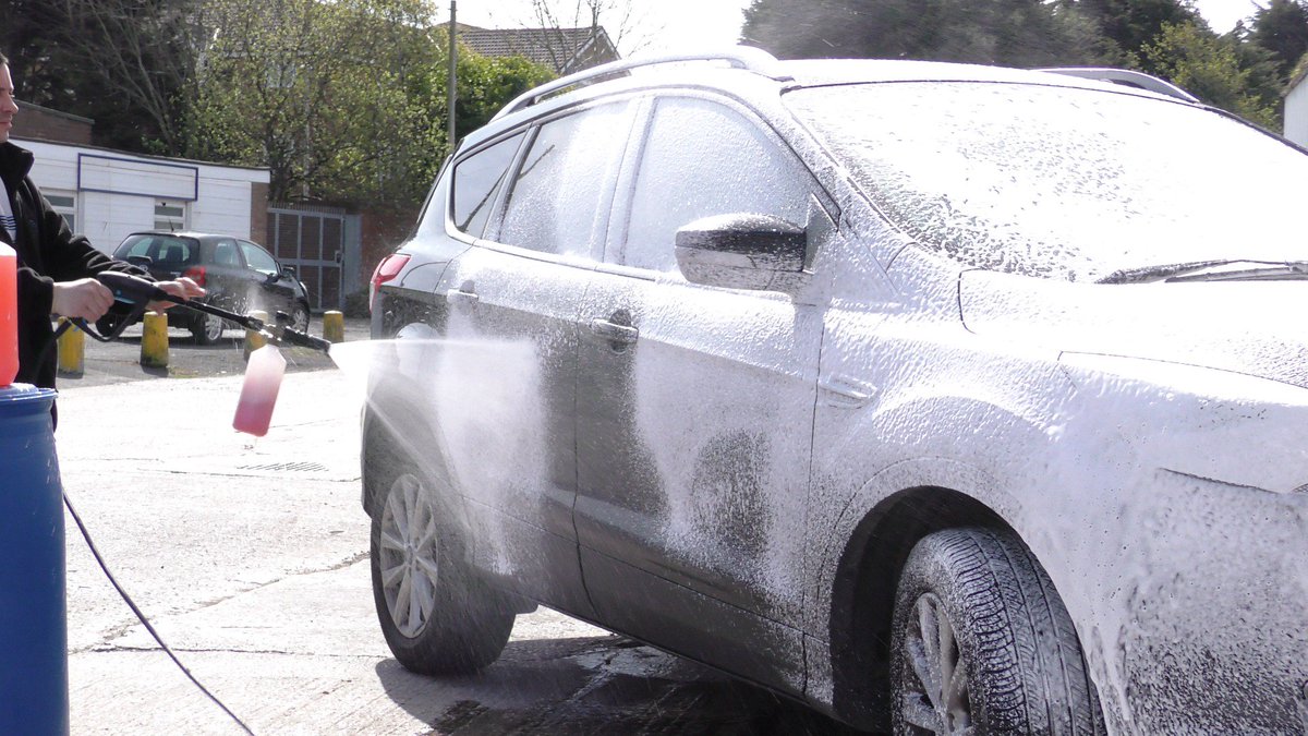 AndreBisson_'s tweet photo. The power of #snowfoam from @tradechemuk @SteffiWhite @mmgmercedesbenz #chemicalpower https://t.co/fnb3KAvVAM https://t.co/mdXsvZv0S0