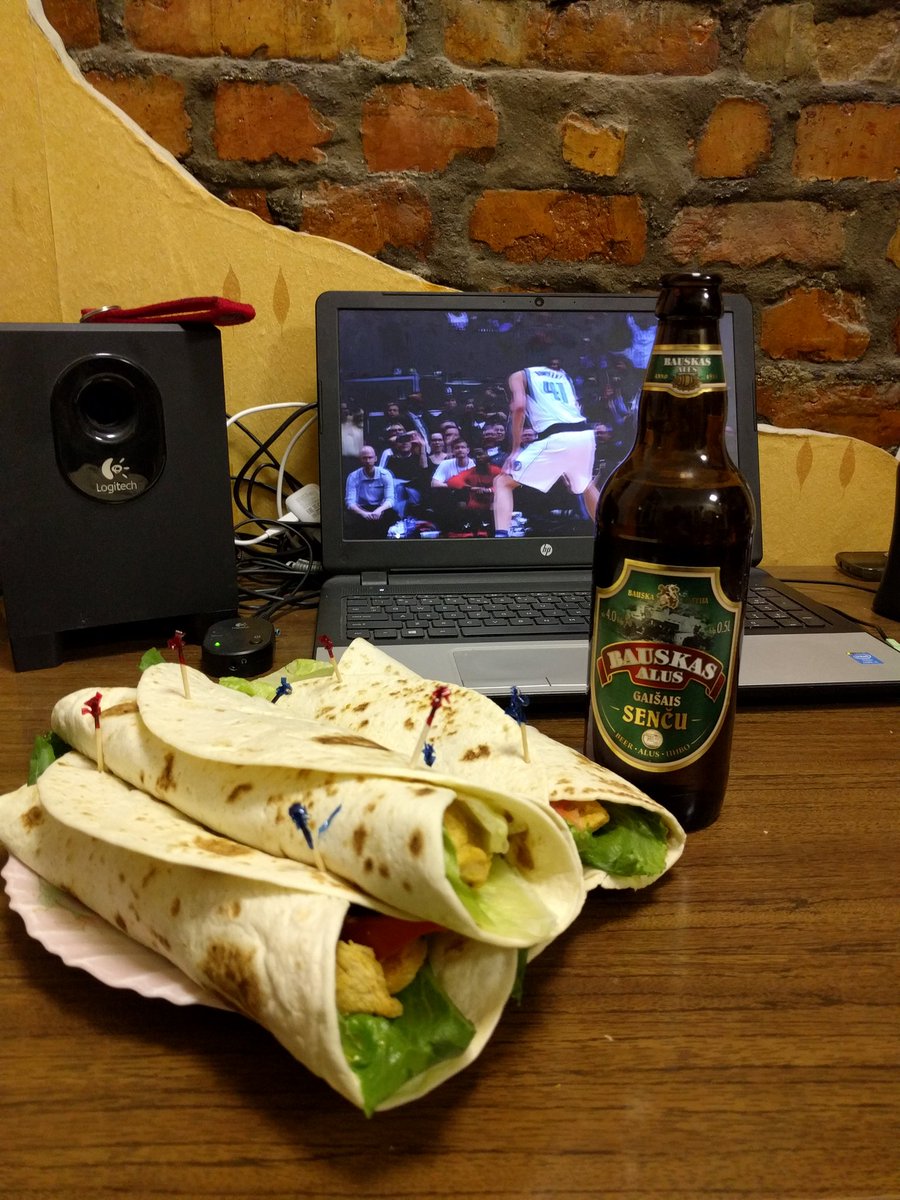 krastijs's tweet photo. Pēc nogurdinošas dienas, koju vakariņas Edija gaumē https://t.co/OUmam7XwqU