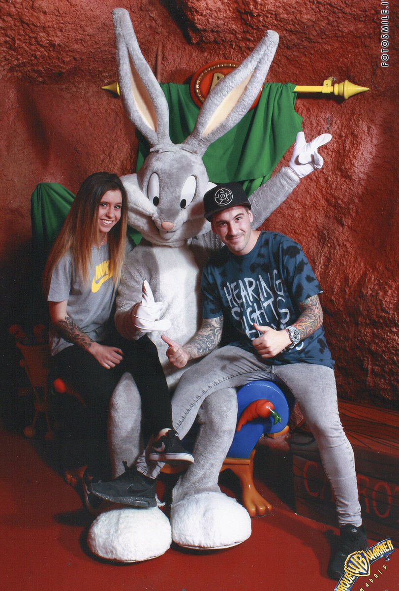 Que buen día en <a href="/ParqueWarner/">Parque Warner Madrid</a> con <a href="/TheRiverDj/">THE RIVER</a> 🐰👫💕