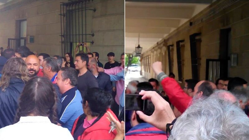iDiarioES's tweet photo. Liberados con cargos los seis trabajadores de #Extruperfil https://t.co/EinwiOC21o @extruperfil Foto: @manololay https://t.co/er33kWllW6
