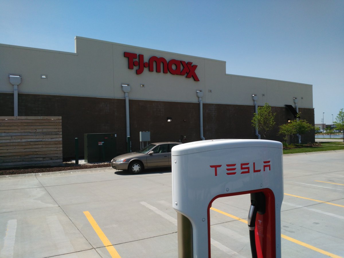 DeviceBright's tweet photo. #Tesla Super Charger station pics in Council Bluffs, Iowa. Behind a @tjmaxx. @TeslaMotors #electricvehicles #Model3 https://t.co/hAqVTE50Ef