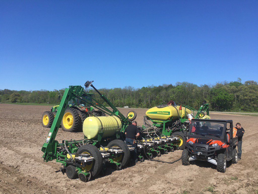 Accomplish/Riser Plot. Replicated 19 Dyna Gro and Dekalb hybrids with and without starter/nutritional programs.