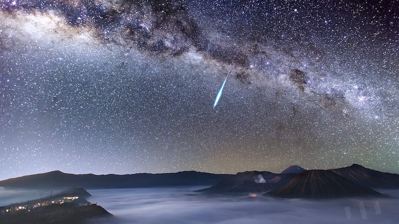 Gizmodo's tweet photo. The Eta Aquarids meteor shower is tonight! Should you watch? Oh, yes. Here's how https://t.co/fiCMfZbhh2 https://t.co/8RfylWzzsW