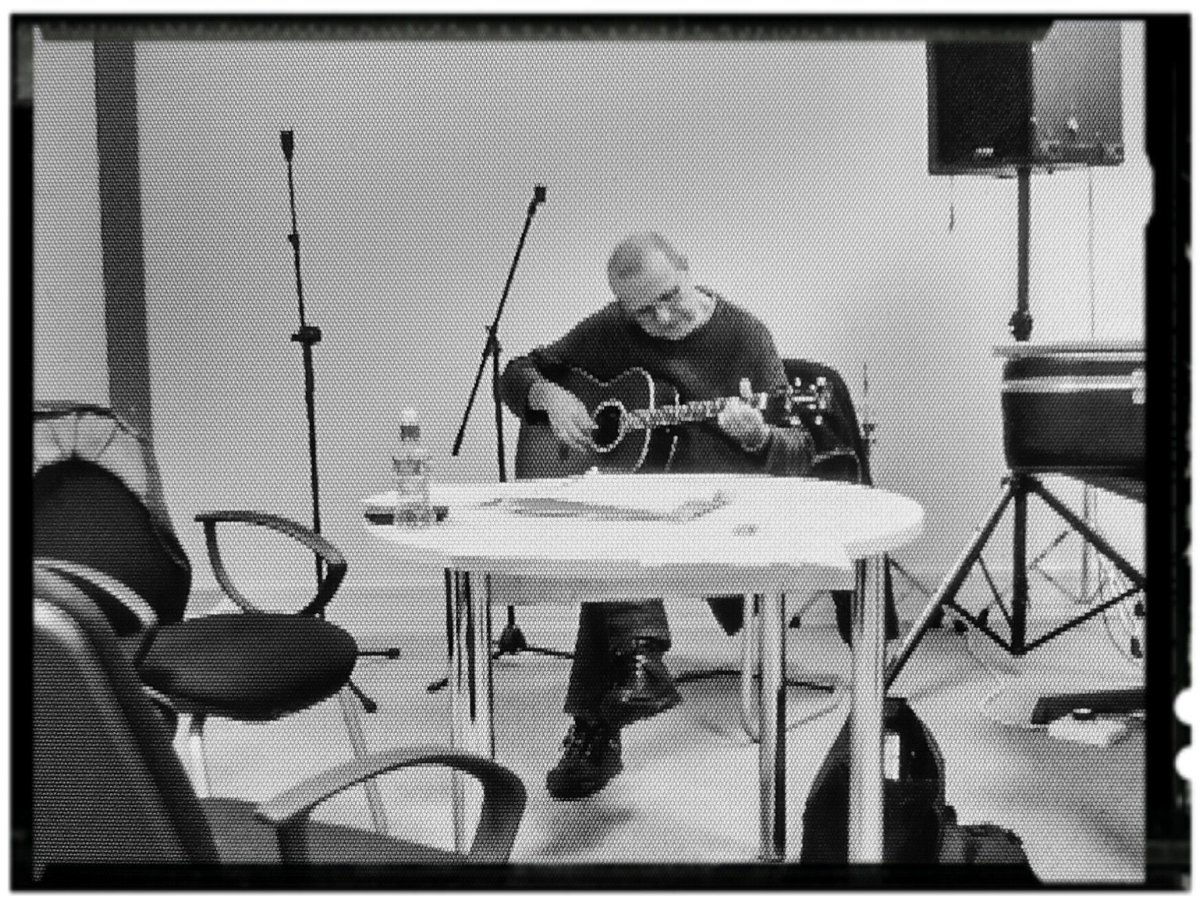 rowsays's tweet photo. Just hangin' &amp; playing @kerracoustic #petergreer gig soon :) https://t.co/SIF30pTEIA