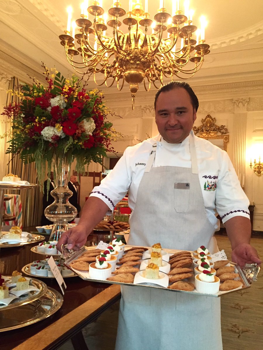 .<a href="/iamchefjohnny/">Johnny P. Hernandez</a> served delicious pastries @ the #CincoDeMayo reception including tres leches and pineapple empanadas