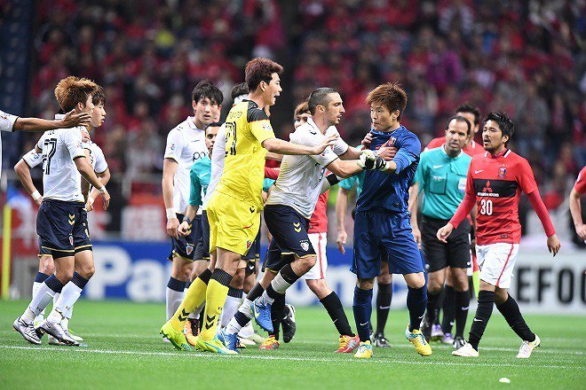 サッカーダイジェスト 浦和 韓国人選手の 許されない行為 で乱闘寸前に 笑顔の守護神 西川周作が大激怒 サッカーダイジェストweb T Co 5ncze3tudf Urawareds ｊリーグ 浦和レッズ 韓国 マナー