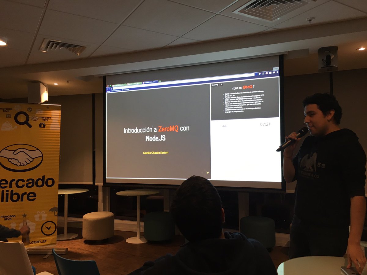 meetupjs_cl's tweet image. Abriendo #SantiagoJS, @cchaconsartori nos cuenta sobre Node y Zero MQ
