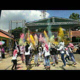 Eka_Mafri's tweet photo. Colour run + flashmob.  EXIPATRICE &amp; KPTOPR.  💋💋💋💋😘 #11BlnMVL https://t.co/uSWjn8LGT4