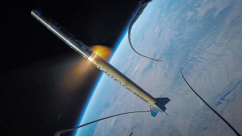 itsWETPAINT's tweet photo. #NASA launched a GoPro into space https://t.co/JK2ghn4RLj https://t.co/NL0IAvLxZo