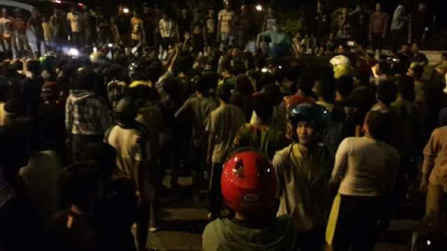 Aremada1986's tweet photo. Wajah-Wajah Bonek Yang Lagi Antri Sembako Di Suramadu Semalam, Rebutan Gorengan Sampai Merusak Kendaraan Plat N &amp; B. https://t.co/HTdpvUGz66