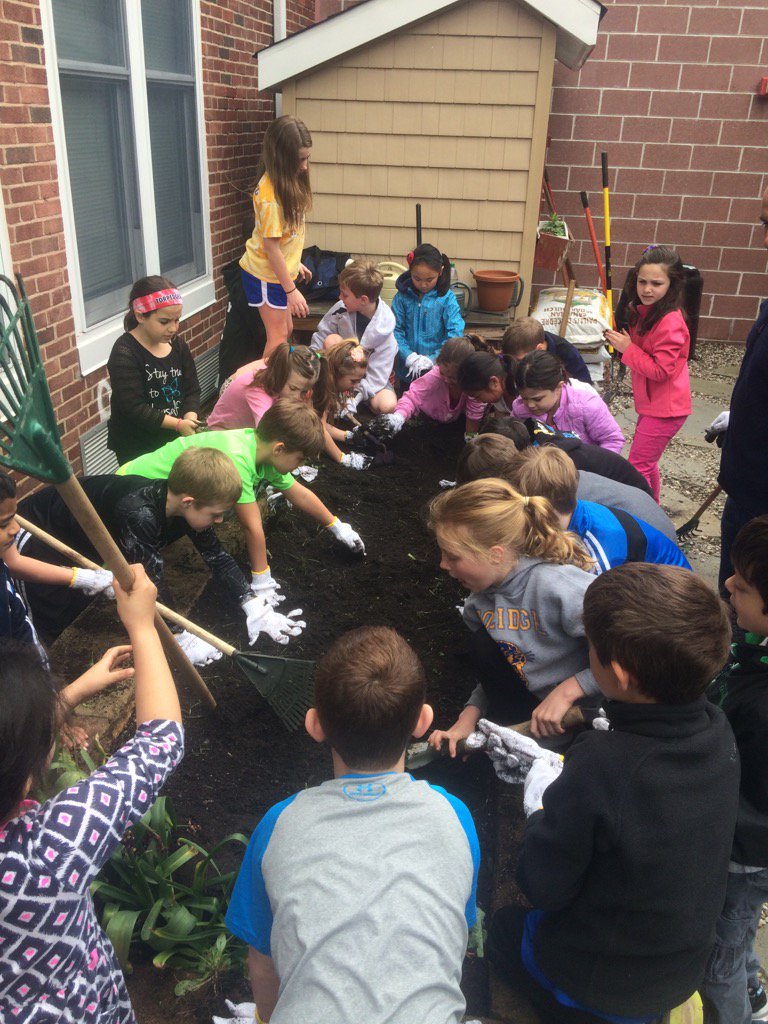 lgriffith20's tweet photo. Working together to plant a garden in our courtyard #community @WPSCoolidge #2griffith https://t.co/pwhg3eb3CJ