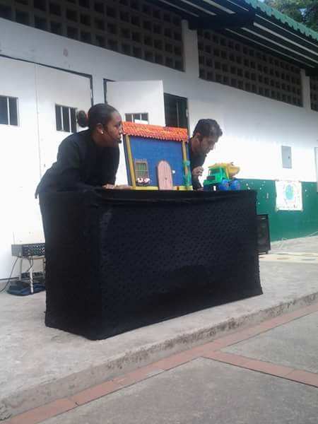 Presentaciones con títeres en escuelas y actividades infantiles para educar divirtiendo.