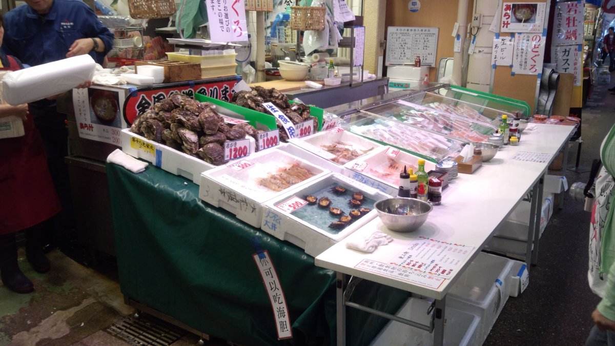 _pldw's tweet photo. 近江町市場でボタンエビ、生牡蠣、ウニを買い食い https://t.co/CWEFARsyMY