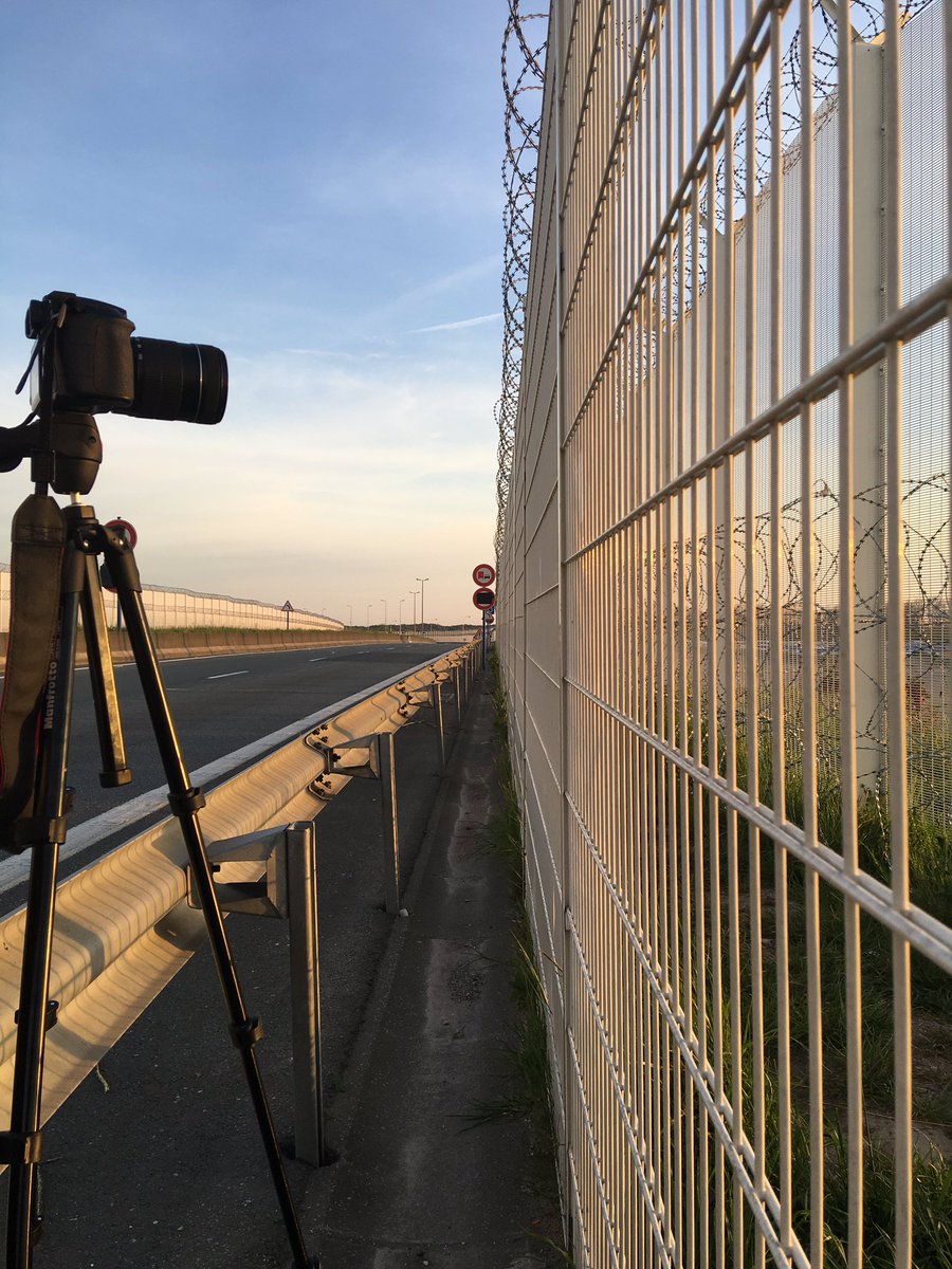 fesmarslan's tweet photo. Bu tellerin arkası Calais mülteci kampı. Güneş burada hep tellerin arkasında https://t.co/XWgF4ik0p9
