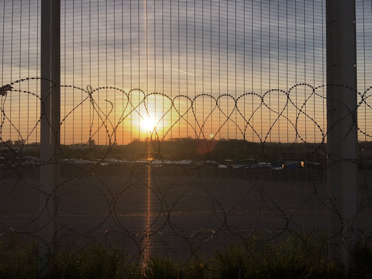 fesmarslan's tweet photo. Bu tellerin arkası Calais mülteci kampı. Güneş burada hep tellerin arkasında https://t.co/XWgF4ik0p9