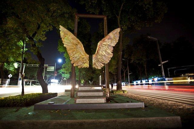 mexico's tweet photo. ‘Wings of the City’ by Mexican @JavierMEscultor arrives to #LA. Ready to take your photo? https://t.co/QVntoKP9Og https://t.co/WZT9ZX85eg