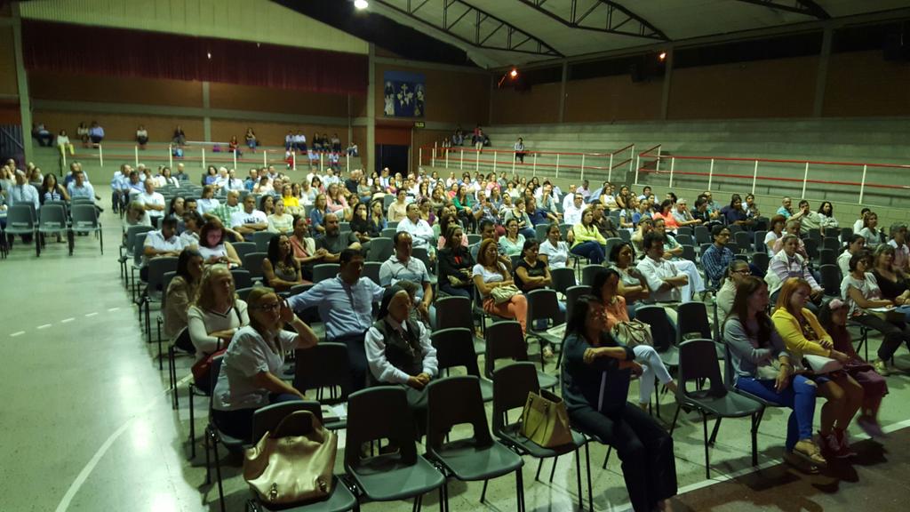 tierradecapote's tweet photo. Hoy en @coljesusmaria hablando de la importancia de #DesconectarseParaConectarse https://t.co/ZdTezohBUV