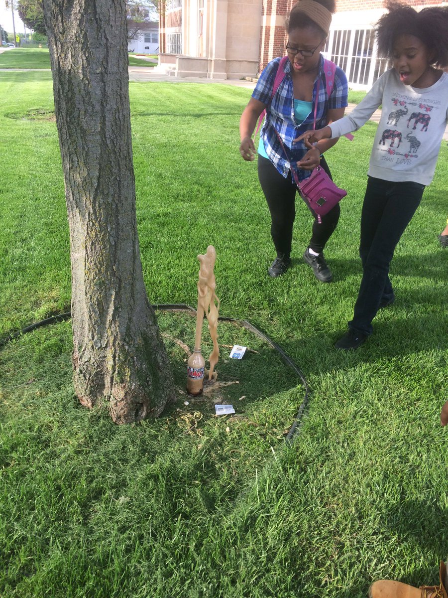bsprincess's tweet photo. Stem club's favorite challenge: who can make the highest fountain and how? #cokementos #imaginesciomaha https://t.co/8LlG19I3V6